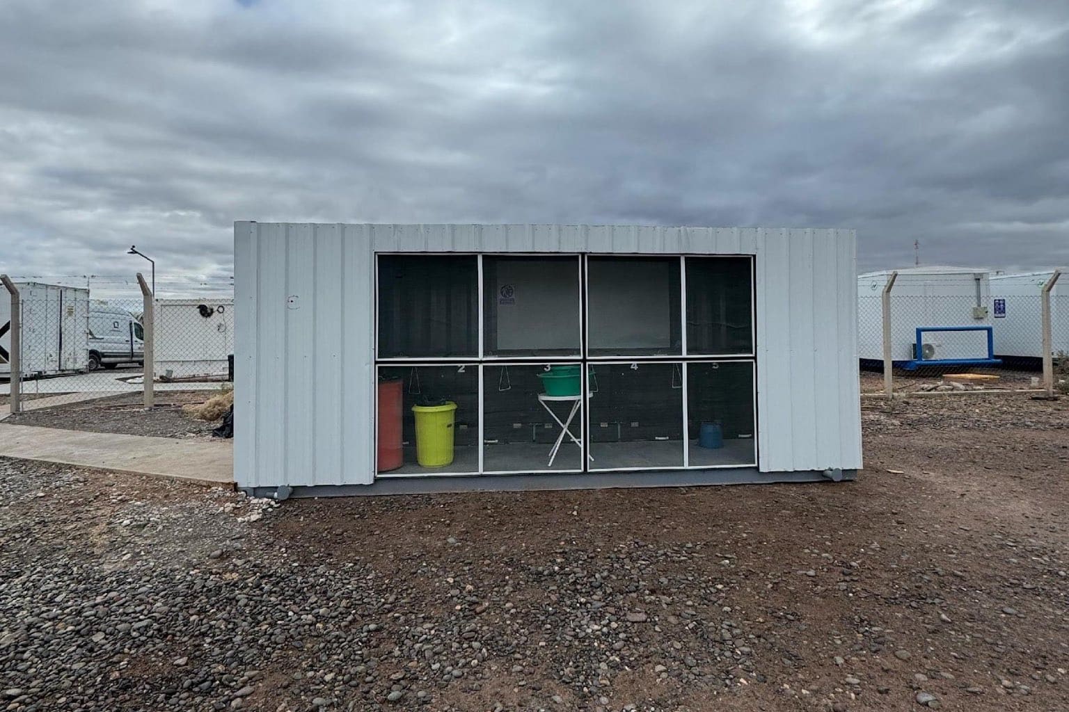 Módulo de compostaje instalado en el yacimiento, con las composteras alineadas bajo la estructura de chapa.